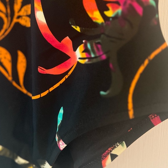 Gottex Black Pink multicolor floral one piece
Swimsuit slim fit foam cups Sz 10 - Picture 6 of 14